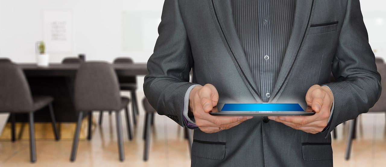 Customer Support Matters: Evaluating Service Reliability and Help Resources